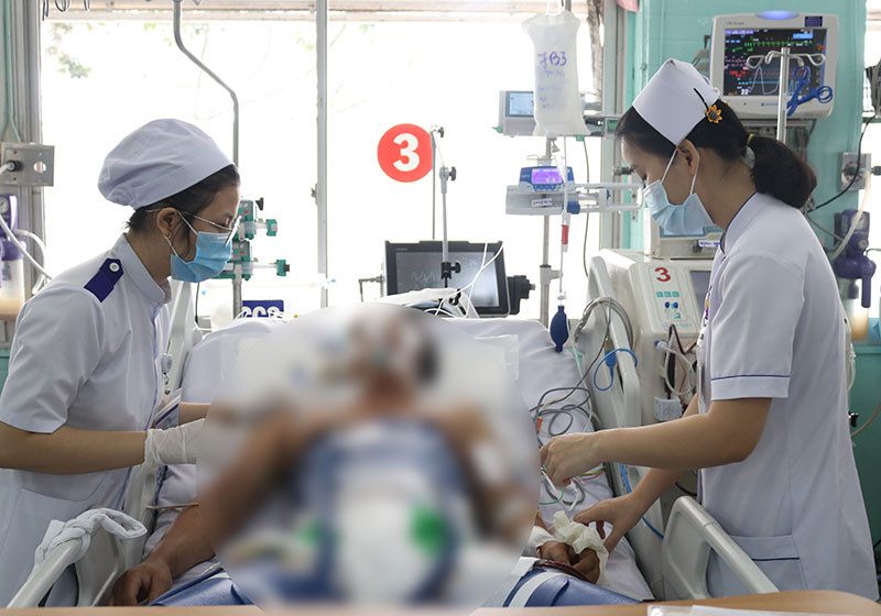 Bệnh nhân được điều trị bằng kỹ thuật hạ thân nhiệt.