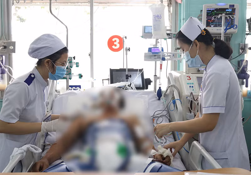 Bệnh nhân được điều trị bằng kỹ thuật hạ thân nhiệt.