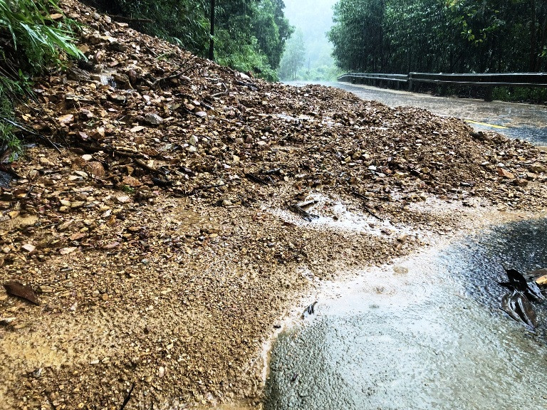 Nhiều điểm sạt lở nghiêm trọng tại Thừa Thiên-Huế. Ảnh: CÔNG HẬU