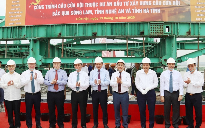 Hợp long cầu Cửa Hội bắc qua sông Lam