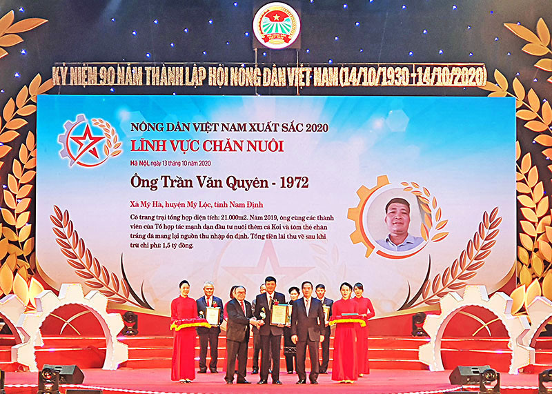 Đồng chí Nguyễn Văn Bình và đồng chí Thào Xuân Sùng trao danh hiệu "Nông dân Việt Nam xuất sắc" năm 2020 tặng các nhà nông tiêu biểu trong lĩnh vực chăn nuôi.