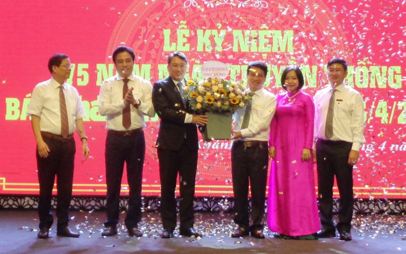 Thường trực Tỉnh ủy Khánh Hòa tặng hoa, chúc mừng 75 năm Ngày truyền thống Báo Khánh Hòa. (Ảnh: PHONG NGUYÊN)