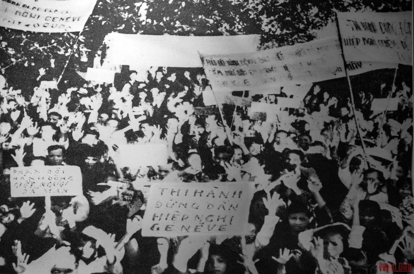 Nhân dân vùng Nam vĩ tuyến 17 đấu tranh đòi chính quyền Sài Gòn thi hành Hiệp định Geneve. (Ảnh: Tư liệu Bảo tàng đôi bờ Hiền Lương-Bến Hải)