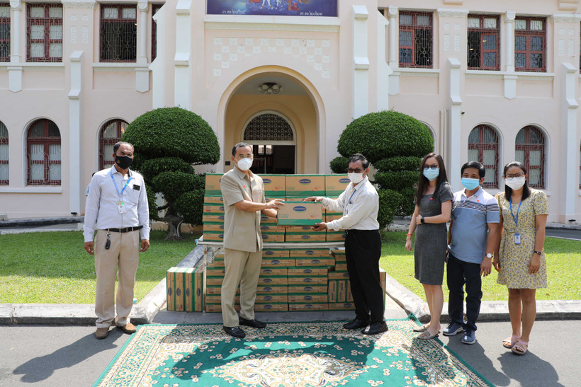 Angkormilk trao tận tay 1.000 thùng sữa cho đại diện chính quyền Phnom Penh để hỗ trợ cho người dân và trẻ em tại các “vùng đỏ” trong những ngày bị cách ly, phong tỏa. (Ảnh: VNM)