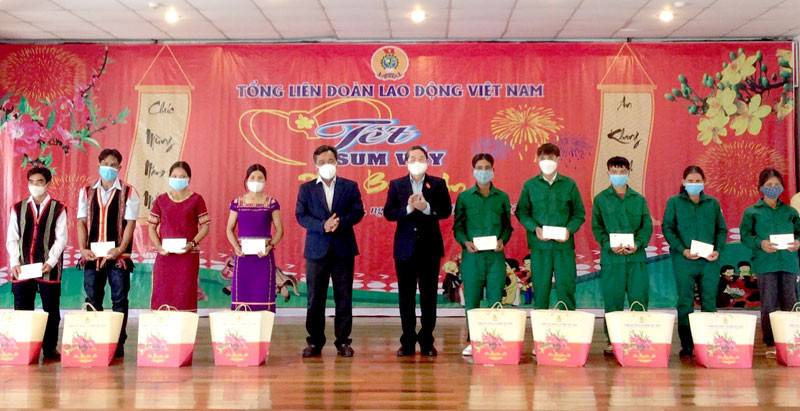 Phó Chủ tịch Quốc hội Nguyễn Đức Hải trao quà tặng người lao động nhân dịp chuẩn bị đón Tết cổ truyền của dân tộc.