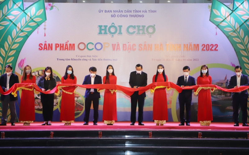 Đại diện lãnh đạo tỉnh Hà Tĩnh và các đơn vị chợ cắt băng khai mạc hội chợ.