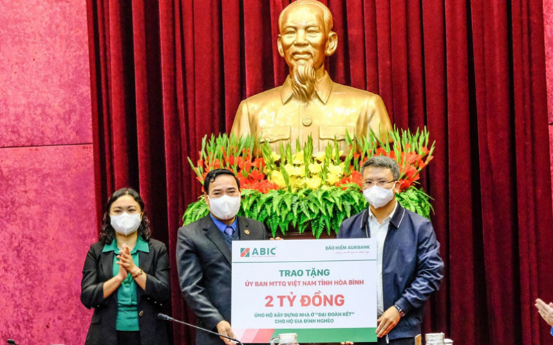 Đồng chí Nguyễn Hồng Thái - Phó Tổng Giám đốc Bảo hiểm Agribank tại lễ trao tặng.