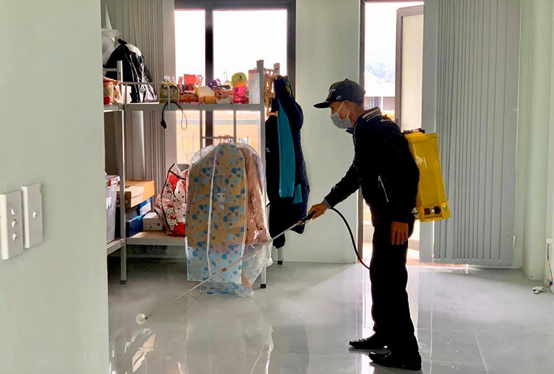 Phun thuốc khử khuẩn tại các lớp học nội trú trong đợt chống dịch năm 2020.