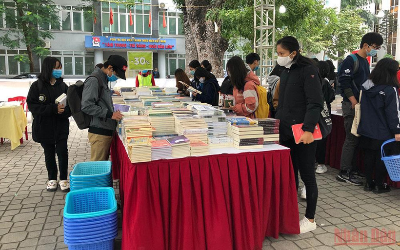 Hội sách giảm giá cuối năm 2020 của AZ Books.