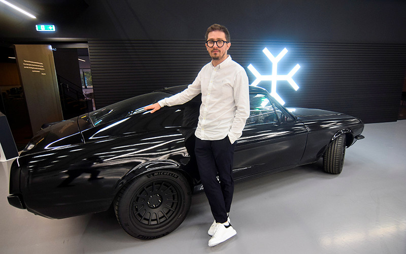 Vadim Shageleev, Giám đốc điều hành của Charge Cars, bên một nguyên mẫu Mustang cổ chạy điện, tại trụ sở chính của công ty ở London (Anh) tháng 11/2021. (Ảnh: Reuters)