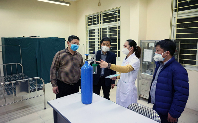 Ðoàn kiểm tra của quận Hoàn Kiếm rà soát vật tư, nhu yếu phẩm phục vụ công tác điều trị F0 tại Trạm y tế lưu động ở số 9 phố Hai Bà Trưng, phường Tràng Tiền. Ảnh: BẢO TRUNG 