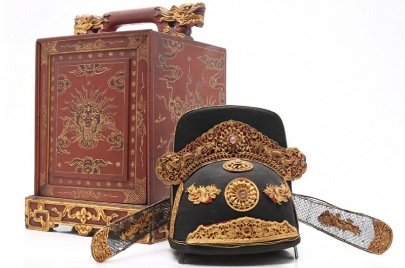 Cổ vật mũ quan triều Nguyễn được lưu giữ gần như nguyên vẹn kèm hộp đựng được đấu giá thành công với giá khoảng 20 tỷ đồng.