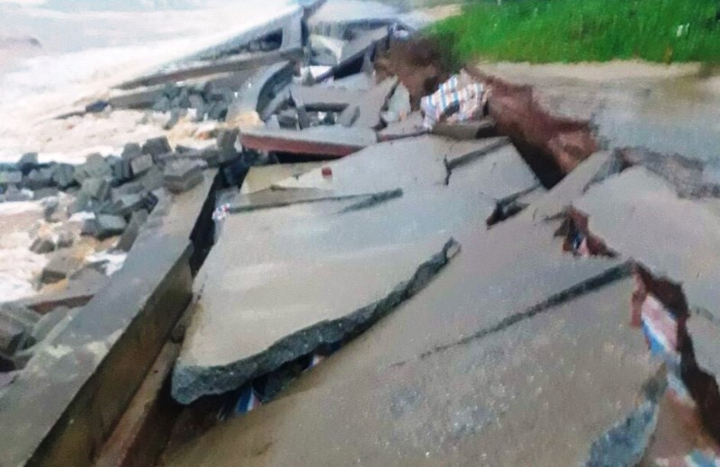 Đoạn kè biển Nhân Trạch, huyện Bố Trạch (Quảng Bình) bị sóng biển đánh sập.