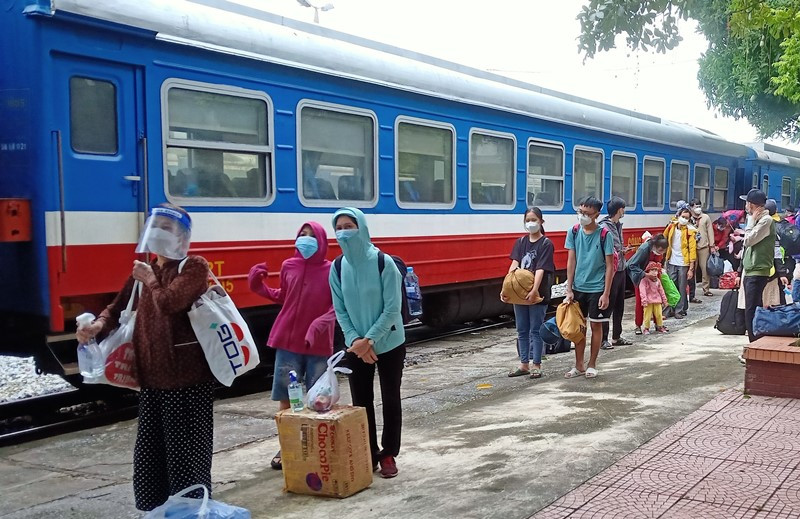 Những công dân bị mắc kẹt tại các tỉnh, thành phố phía nam được tỉnh Thái Bình bố trí về bằng tàu hỏa.