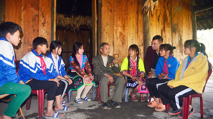 Ông Vừ A Chư nói chuyện lịch sử địa phương với các thầy, cô giáo và học sinh. 