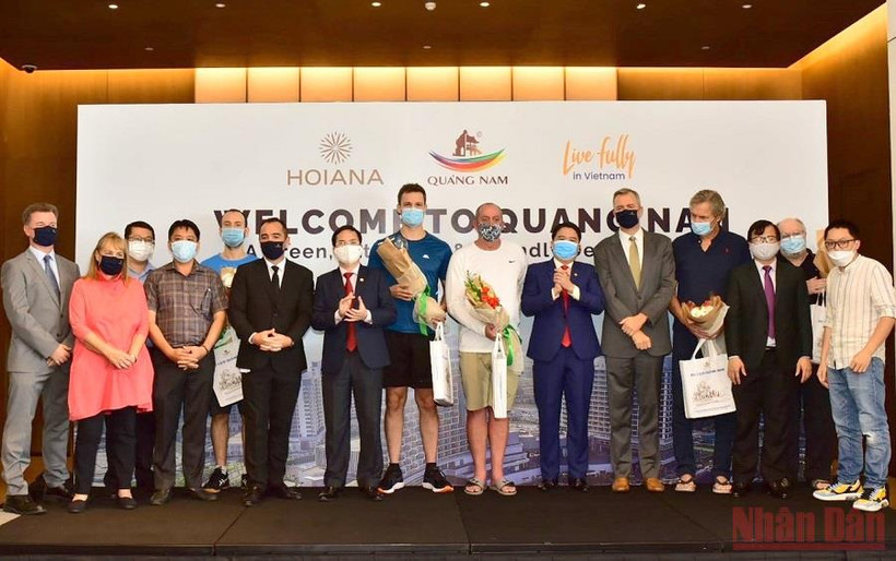 Phó Chủ tịch UBND tỉnh Quảng Nam Trần Văn Tân tặng hoa chúc mừng đại diện đoàn khách quốc tế đầu tiên đến Quảng Nam. (Ảnh: TẤN NGUYÊN)