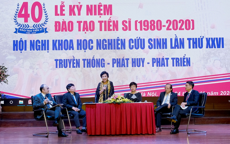 Các đại biểu, khách mời tọa đàm về 40 đào tạo tiến sĩ.
