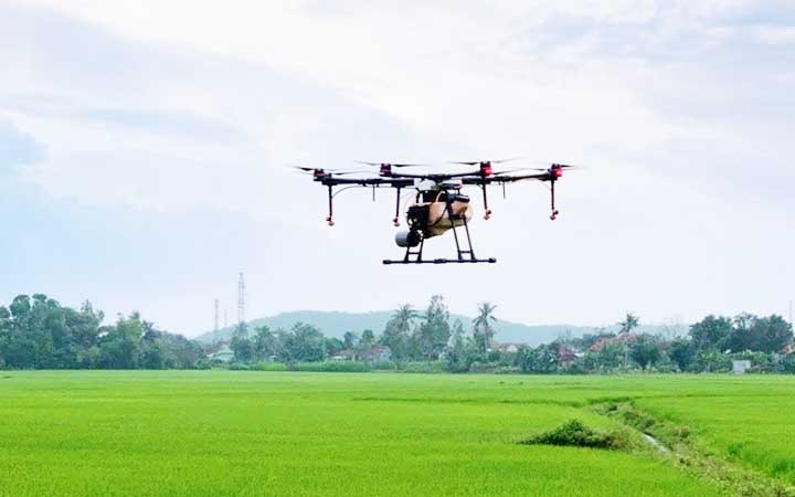 Máy phun thuốc tự động trên cánh đồng xã Hòa Quang Bắc, huyện Phú Hòa, Phú Yên. (Ảnh: TRÌNH KẾ)