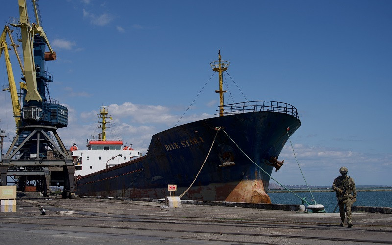 Binh sĩ Nga gác tại cảng Mariupol, Ukraine. (Ảnh tư liệu: AFP/ TTXVN)