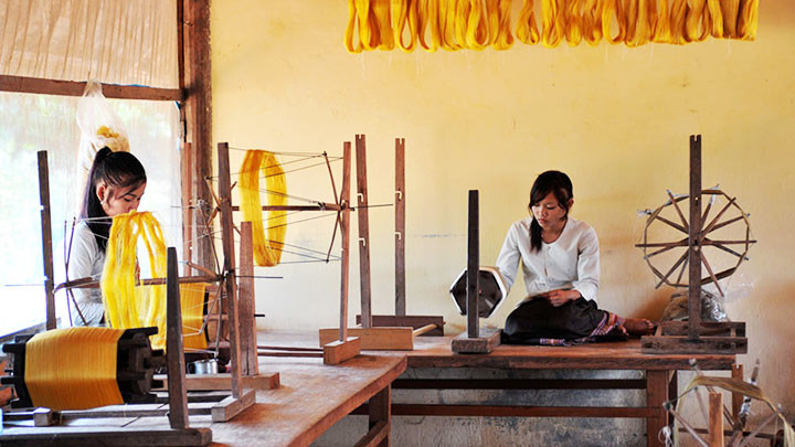 Những phụ nữ địa phương dệt vải ikat tại Golden Silk Pheach. Ảnh: TISSUS DU MONDE