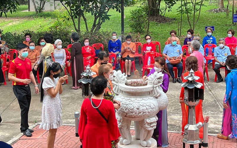 Bà con kiều bào Udon Thani thắp hương tưởng nhớ Bác Hồ tại khu di tích.