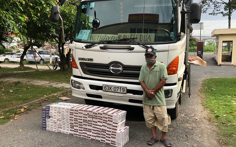 Lái xe lợi dụng phương tiện của mình đã được cấp “luồng xanh” để vận chuyển thuốc lá lậu.