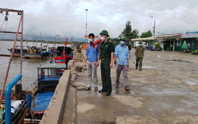 Các lực lượng chức năng huyện Lộc Hà tuyên truyền, hỗ trợ ngư dân neo đậu tàu thuyền chủ động ứng phó với bão số 5. 