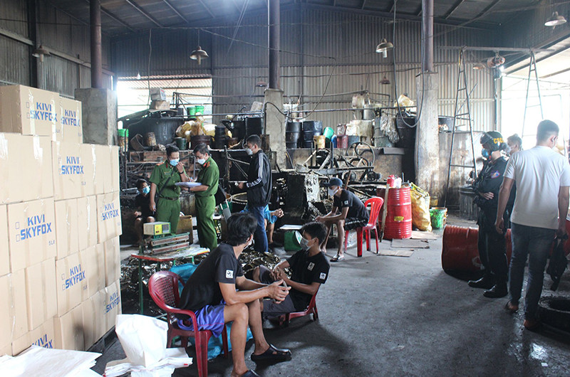 Lực lượng công an kiểm tra bên trong cơ sở.