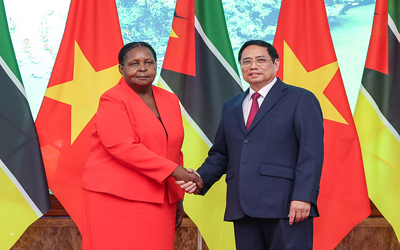 Thủ tướng Phạm Minh Chính hội kiến Chủ tịch Quốc hội Mozambique Esperança Bias. (Ảnh: TRẦN HẢI)
