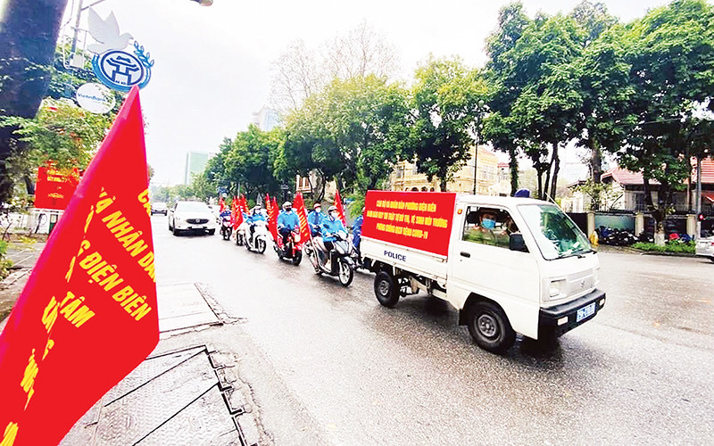 Phường Điện Biên ra quân tuyên truyền chỉnh trang đô thị, duy trì trật tự văn minh. (Ảnh Thủy Tiên)