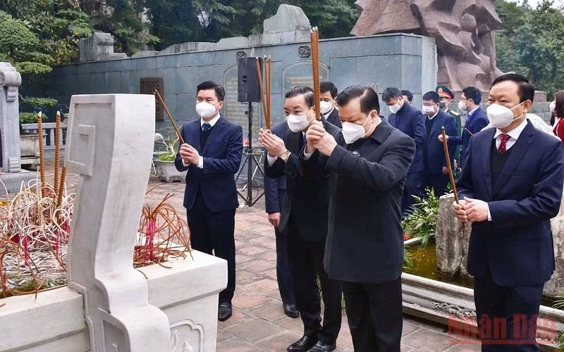 Các đồng chí lãnh đạo TP Hà Nội dâng hương tưởng nhớ vua Quang Trung - Nguyễn Huệ. (Ảnh: Duy Linh)