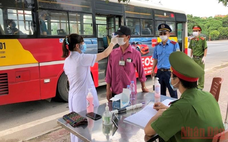 Cán bộ thanh tra giao thông cùng công an, y tế tại chốt kiểm soát dịch bệnh Xuân Phương (Phúc Yên, Vĩnh Phúc). (Ảnh: NGUYÊN LƯỢNG)