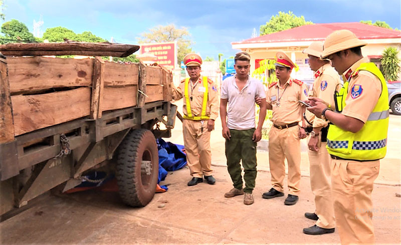 Đối tượng Y Phiên Ksơr cùng tang vật tại cơ quan công an.
