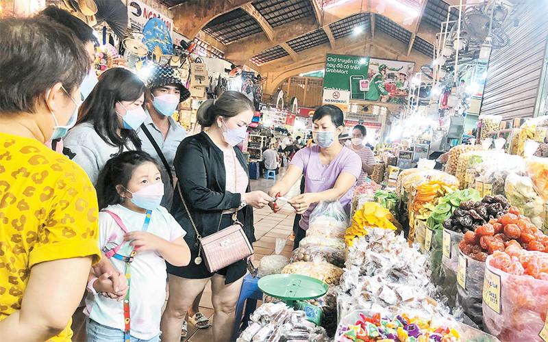 Chợ Bến Thành ngày càng có nhiều đoàn khách du lịch đến tham quan, mua sắm. 