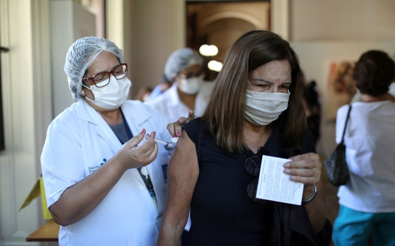 Tiêm vaccine ngừa Covid-19 tại Brazil. (Ảnh: Reuters)