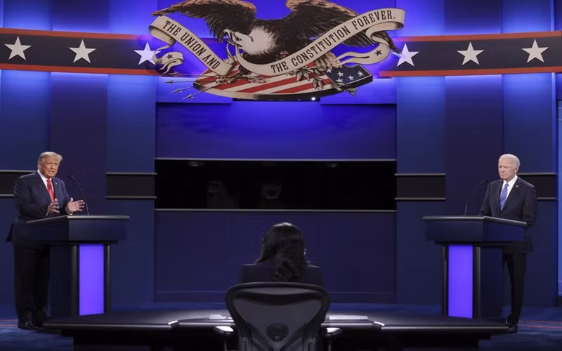 Hai ứng cử viên Tổng thống Mỹ trong buổi tranh luận trực tiếp cuối cùng trước ngày bỏ phiếu. (Ảnh: AP)
