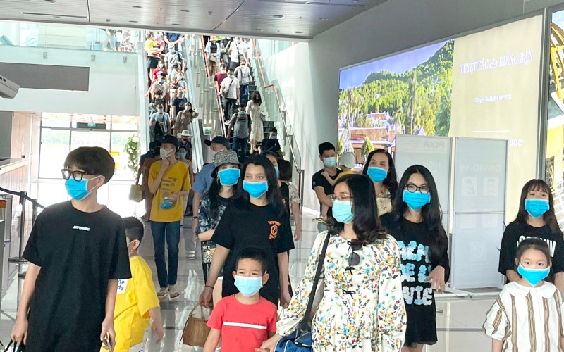 Du khách thực hiện nghiêm túc việc đeo khẩu trang tại một điểm du lịch ở TP Phú Quốc.