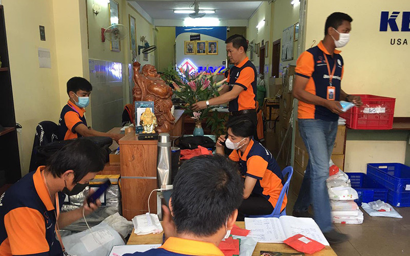 Nhân viên Công ty Camship xem kỹ đơn hàng trước khi chuyển đi (Ảnh: Nguyễn Hiệp)