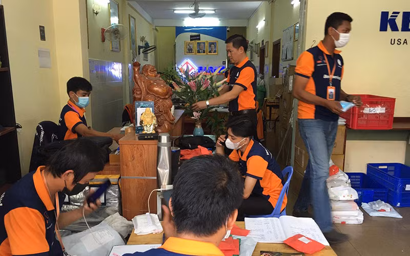 Nhân viên Công ty Camship xem kỹ đơn hàng trước khi chuyển đi (Ảnh: Nguyễn Hiệp)