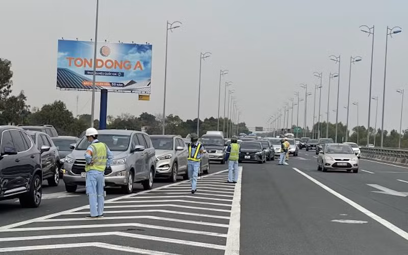 Lượng phương tiện tăng đột biến trên Vành đai 3 và cửa ngõ phía nam Hà Nội. (Ảnh: Cục CSGT)