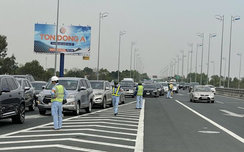 Lượng phương tiện tăng đột biến trên Vành đai 3 và cửa ngõ phía nam Hà Nội. (Ảnh: Cục CSGT)