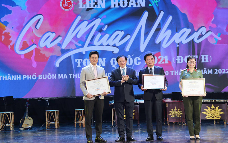 Ban tổ chức trao giải xuất sắc cho 3 đơn vị nghệ thuật. (Ảnh: Cục Nghệ thuật biểu diễn)