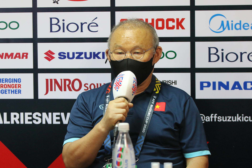 HLV Park Hang-seo trả lời họp báo sau trận đấu gặp Campuchia tối 19/12. (Ảnh: VFF)