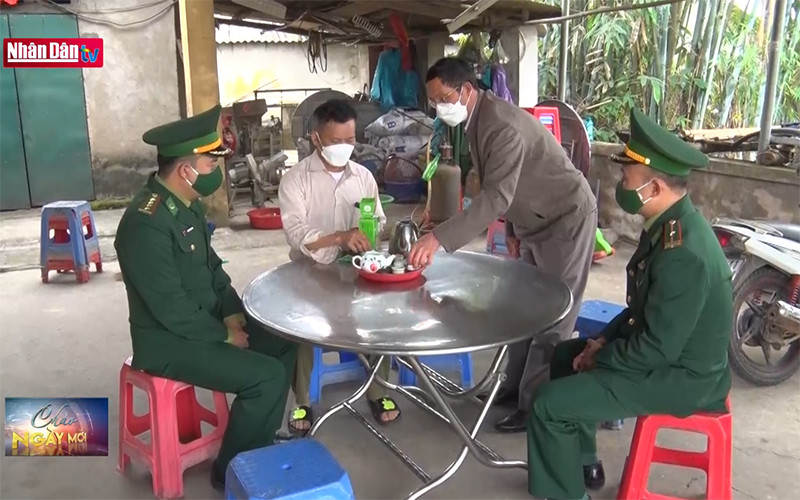 Đồng bào dân tộc thiểu số tham gia bảo vệ biên cương