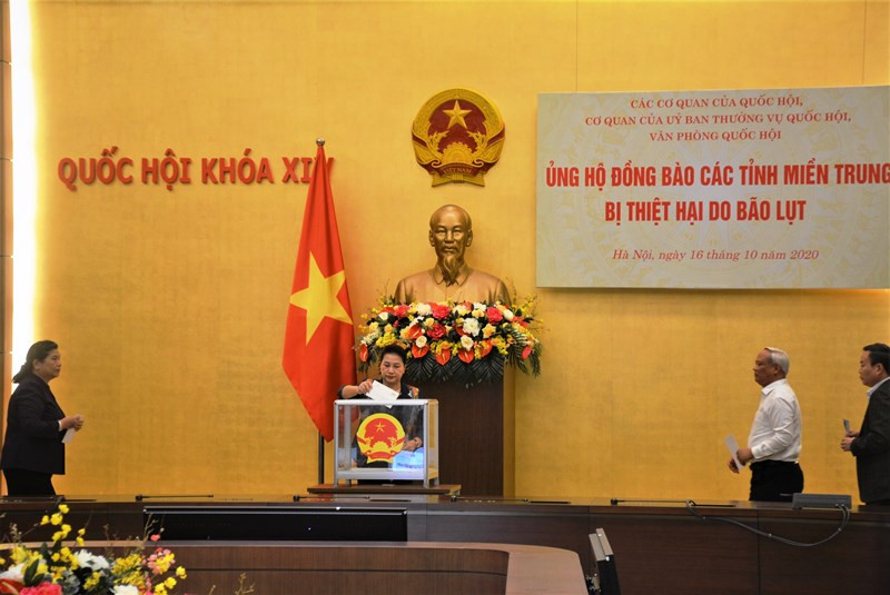 Văn phòng Quốc hội quyên góp ủng hộ đồng bào miền trung. (Ảnh: CHIẾN THẮNG)