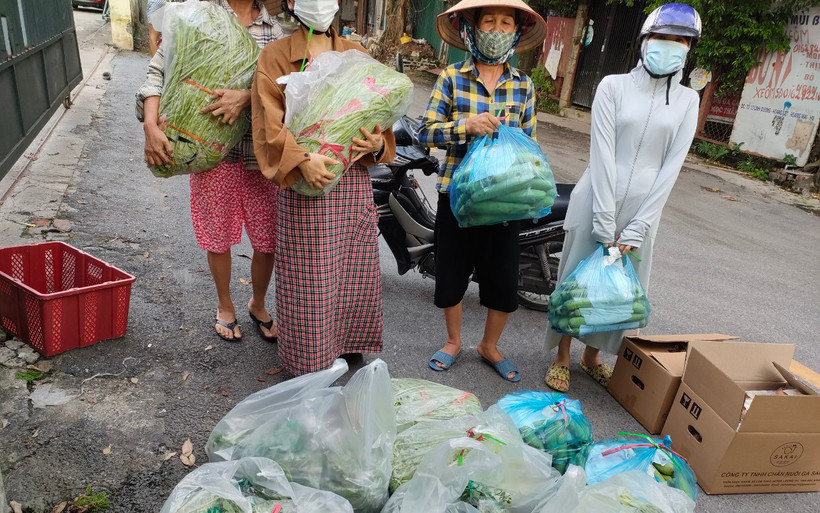 Một xóm trọ nghèo nhận hỗ trợ về thực phẩm từ dự án của HFR.