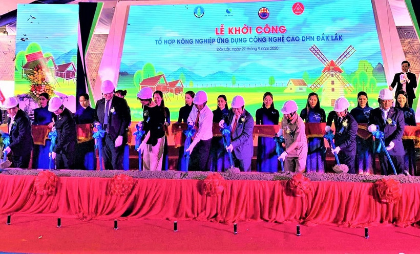 Đại diện lãnh đạo các bộ, ngành Trung ương, lãnh đạo tỉnh Đắk Lắk và chủ đầu tư động thổ khởi công dự án “Tổ hợp khu nông nghiệp ứng dụng công nghệ cao Đắk Lắk”.