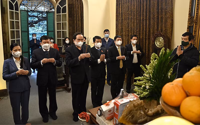 Phó Chủ tịch Thường trực Quốc hội Trần Thanh Mẫn cùng đoàn công tác thắp hương tưởng niệm Đại tướng Võ Nguyên Giáp tại nhà riêng.