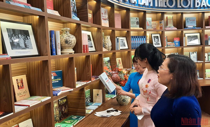 Tủ sách “Thanh niên học tập và làm theo tư tưởng, đạo đức, phong cách Hồ Chí Minh”. (Ảnh: Trịnh Dũng)