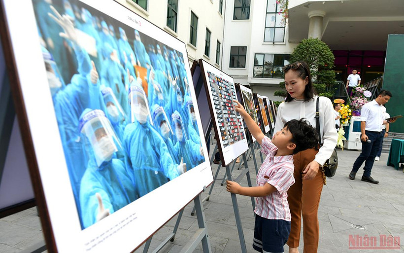 Người xem triển lãm ảnh chiều 24/6. (Ảnh: THÀNH ĐẠT)